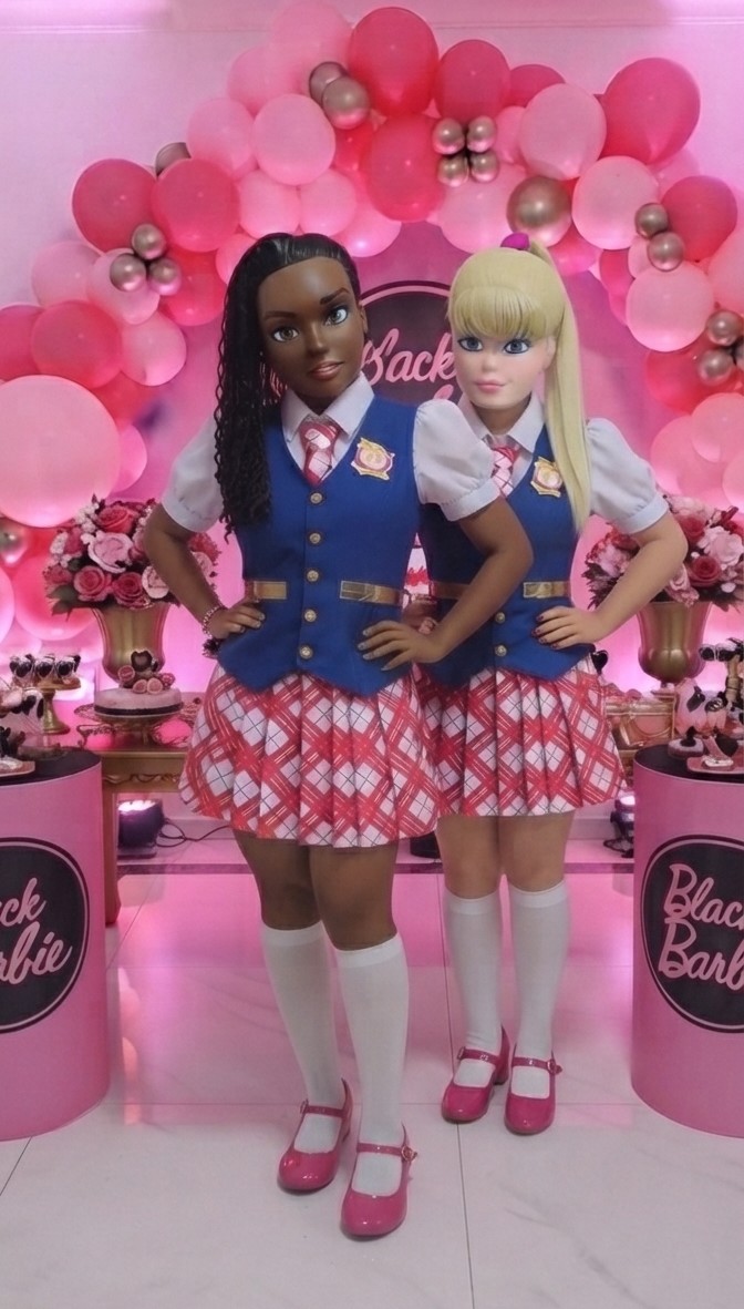 Boneca Rosa Clássica e Boneca Rosa Negra juntas em festa
